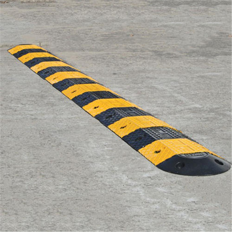 橡膠減速帶圖片解析 耐磨性強(qiáng)的道路減速設(shè)備優(yōu)勢與應(yīng)用